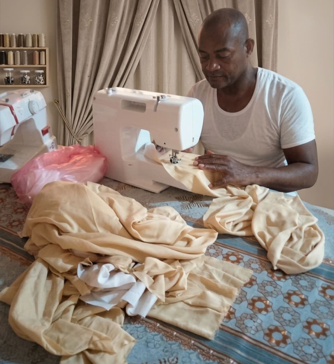 Artisan comorien brodant un Kandu